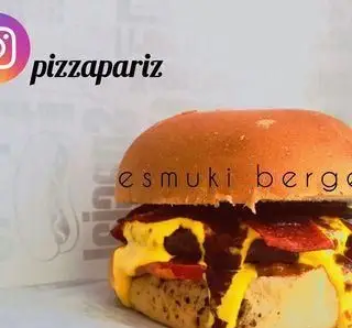 برگر اسموکی جذاب و خوشمزه با پنیر چدار ذوب شده و بیکن کریسپی از منوی ویژه پیتزا پاریز. تجربه‌ای لذیذ و به یادماندنی در رستوران پیتزا پاریز.