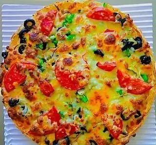 پیتزا پاریز: پیتزای مخصوص با پنیر فراوان، قارچ، زیتون سیاه و فلفل دلمه‌ای رنگی. بهترین انتخاب برای یک غذای خوشمزه و لذت‌بخش در پیتزا پاریز.