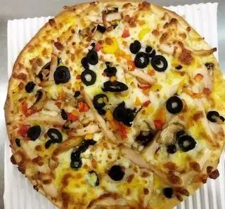 پیتزا پاریز با روکش مرغ، قارچ، زیتون سیاه و فلفل دلمه‌ای رنگی، یک پیتزای خوشمزه و محبوب در رستوران پیتزا پاریز.