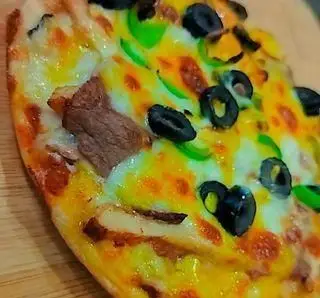 پیتزا پاریز: یک برش پیتزای خوش طعم با پنیر ذوب شده، گوشت لذیذ، فلفل دلمه سبز و زیتون سیاه. آماده سفارش آنلاین.