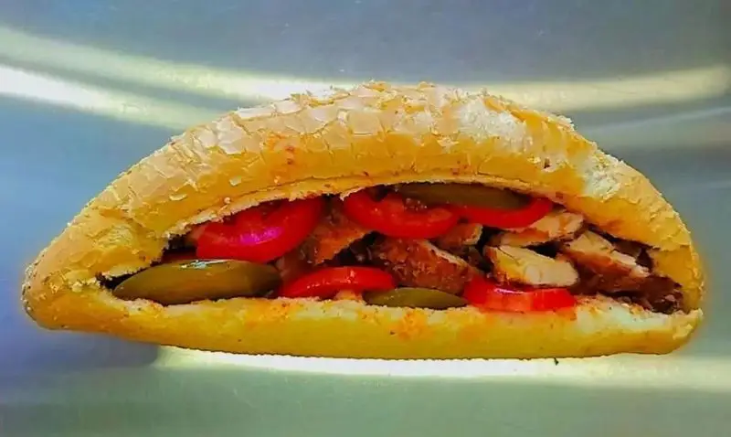 ساندویچ مرغ گریل شده و تازه پیتزا پاریز، پر شده با تکه‌های مرغ، گوجه فرنگی اسلایس شده و خیارشور در نان باگت مخصوص.