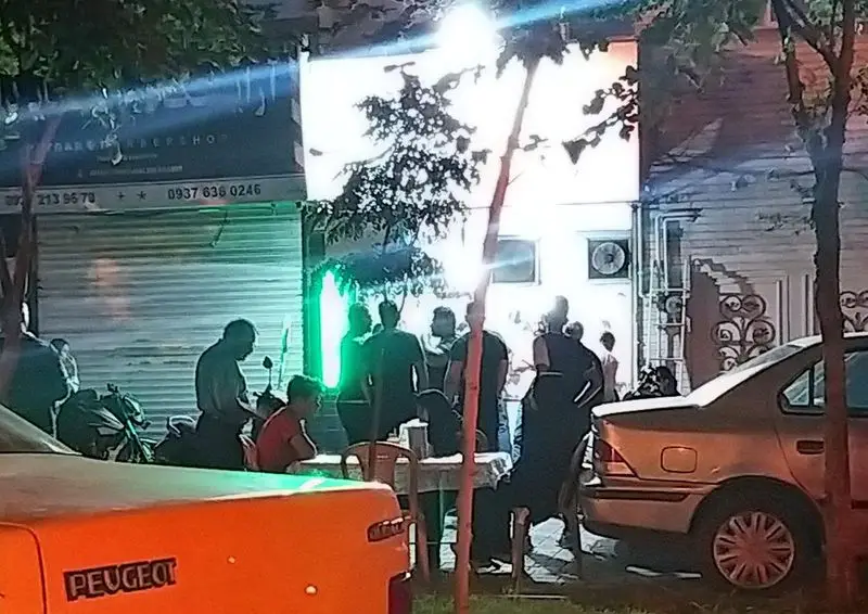 شب‌نشینی و تجمع مردمی در اطراف طباخی علی خانی. نورپردازی روشن، خودروها و موتورسیکلت‌ها، نشانگر فعالیت شبانه منطقه.