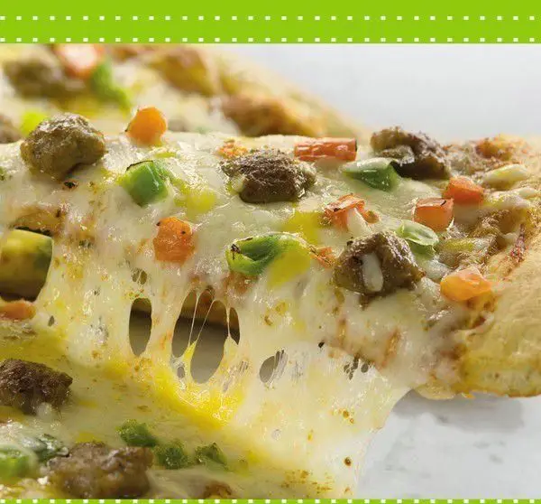 تصویری جذاب از یک تکه پیتزا تک با پنیر فراوان و کشدار، همراه با تکه‌های گوشت و فلفل دلمه‌ای سبز و نارنجی، نمادی از طعم عالی.