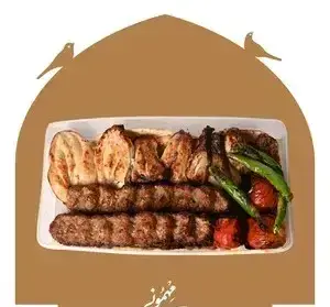 سینی کباب‌های لذیذ و متنوع ایرانی شامل کوبیده، جوجه کباب و برگ در رستوران روحی نگارستان، تجربه‌ای بی‌نظیر از غذای سنتی و باکیفیت.