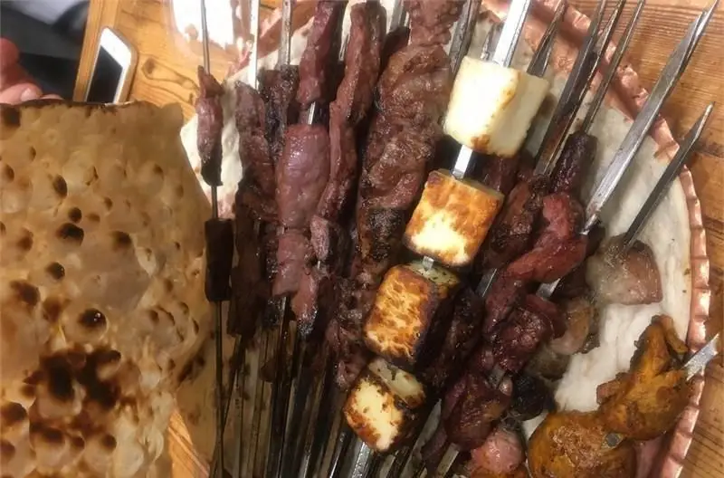 کبابی جگرسرای دولت: مجموعه‌ای جذاب از انواع کباب جگر، گوشت و پنیر کبابی همراه با نان داغ، آماده برای سرو و لذت‌بخش.