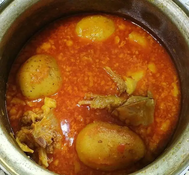 غذای سنتی دیزی سرای دوگوله: دیزی اصیل ایرانی با تکه‌های گوشت، سیب‌زمینی درسته و آبگوشت گوجه‌ای خوش‌رنگ در دیگ.