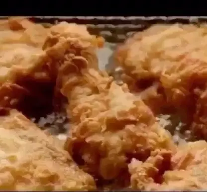 تصویری زیبا از مرغ سوخاری ترد و طلایی پر پل سوخاری، انتخابی لذیذ و بی‌نظیر برای وعده‌های شما. همین الان سفارش آنلاین دهید!