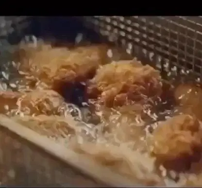 تصویری جذاب از مراحل سرخ کردن مرغ سوخاری پر پل در روغن داغ، نویدبخش طعمی بی‌نظیر و ترد برای علاقه‌مندان به غذای باکیفیت.