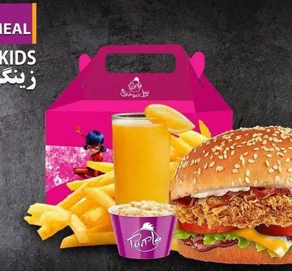 کیدز میل پر پل سوخاری با زینگر همبرگر، سیب زمینی سرخ کرده، آب پرتقال و کالاسلو در جعبه لیدی باگ. بهترین گزینه برای کودکان.