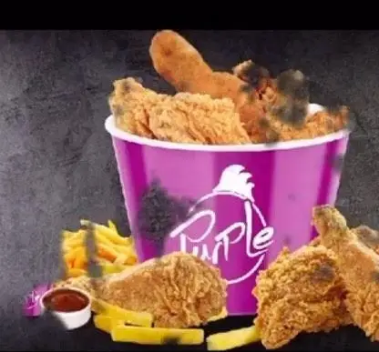 تصویری از سطل کامل مرغ سوخاری پر پل، همراه با سیب زمینی سرخ کرده و سس کچاپ، بهترین انتخاب برای یک وعده غذایی سریع و خوشمزه از فست فود پر پل سوخاری.