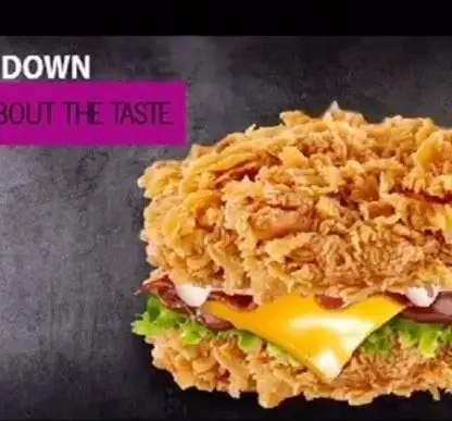 برگر سوخاری استثنایی پر پل سوخاری؛ ترکیبی از مرغ ترد، پنیر ذوب شده، کاهو تازه و بیکن. فقط طعم مهم است!