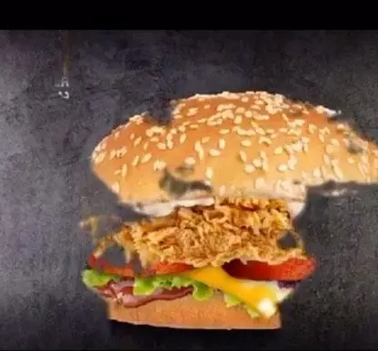 برگر ویژه پر پل سوخاری: ساندویچ سوخاری کریسپی با نان کنجدی، پنیر، کاهو، گوجه و بیکن. انتخابی خوشمزه از منوی فست فود پر پل سوخاری.