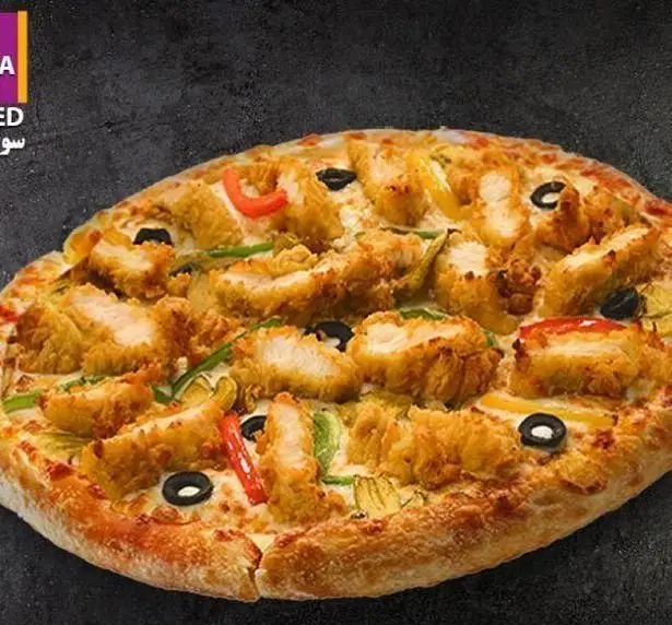 پیتزا مرغ سوخاری خوشمزه از پر پل سوخاری با تکه‌های طلایی مرغ، زیتون و فلفل روی خمیر پیتزا تازه، مناسب سفارش آنلاین و غذای آماده.