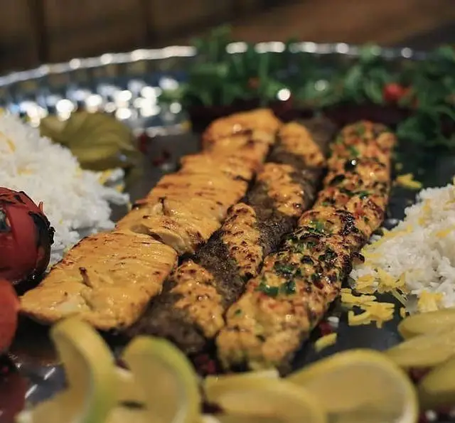 انواع کباب ایرانی (جوجه کباب، کوبیده) با برنج و مخلفات در سفره خانه و کافه روستای دیلمان، تجربه‌ای لذیذ از غذای سنتی دیلمان