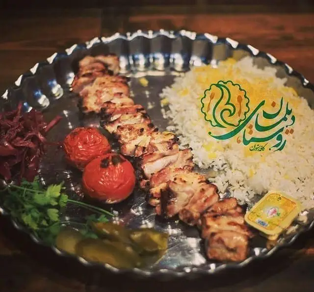 سفره خانه روستای دیلمان: جوجه کباب سنتی با پلو زعفرانی، گوجه کبابی و مخلفات در محیطی دلنشین و اصیل.