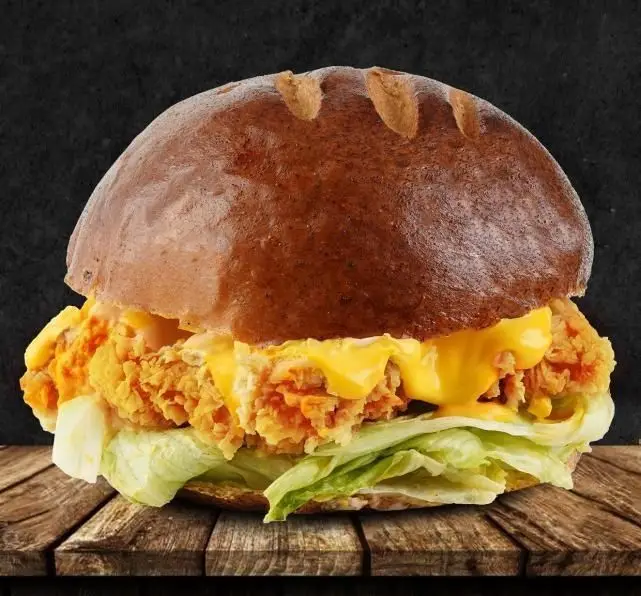 همبرگر مرغ سوخاری تله پیتزا با نان قهوه ای، پنیر آب شده فراوان و کاهو تازه، غذایی خوش طعم و وسوسه انگیز برای هر سلیقه.