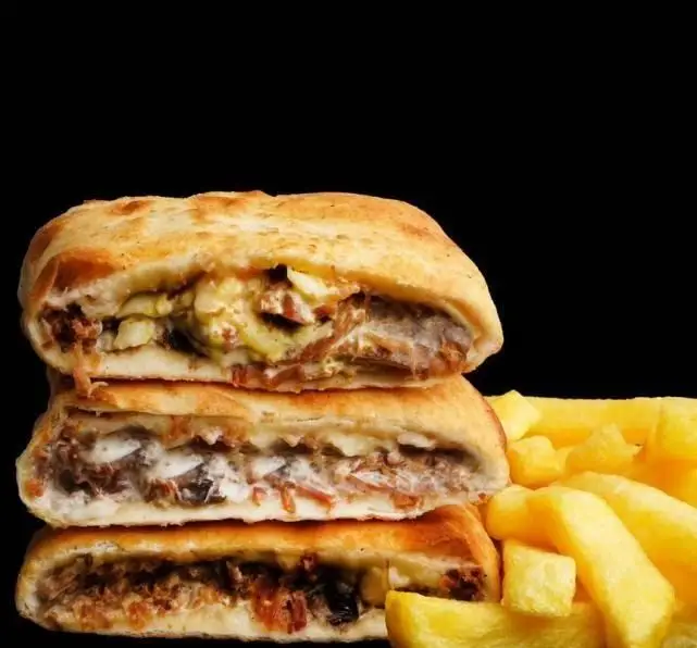 تله پیتزا: سه ساندویچ شکم پر لذیذ با گوشت و پنیر فراوان، همراه با سیب زمینی سرخ کرده ترد و طلایی. انتخابی عالی برای فست فود.