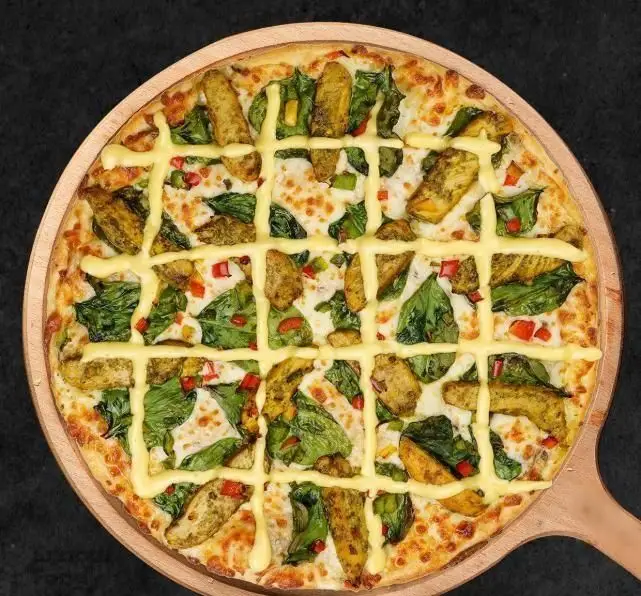 پیتزا مرغ و اسفناج تله پیتزا با سس کرمی شبکه‌ای، پنیر موزارلا، فلفل دلمه‌ای و نان برشته. طعمی خاص از تله پیتزا.