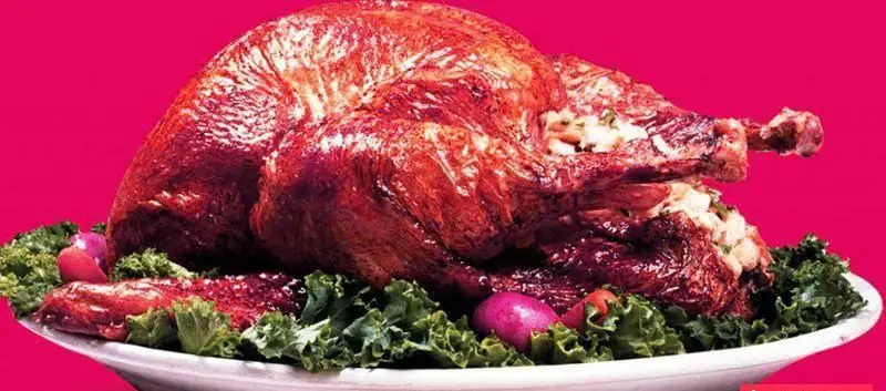 بوقلمون برشته و شکم پر مجلل، با تزئین سبزیجات تازه، آماده سرو از منوی متنوع رستوران پیتزا ونیز برای میهمانی‌ها و جشن‌ها.