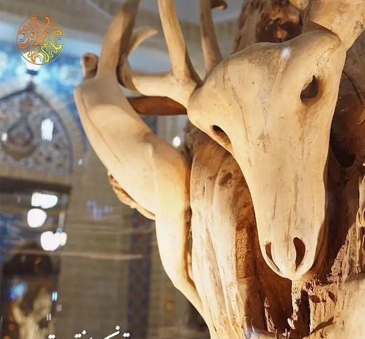 مجسمه چوبی زیبای گوزن با شاخهای بلند، جزئی از دکوراسیون سنتی و چشمنواز رستوران عقیق بابا قدرت.