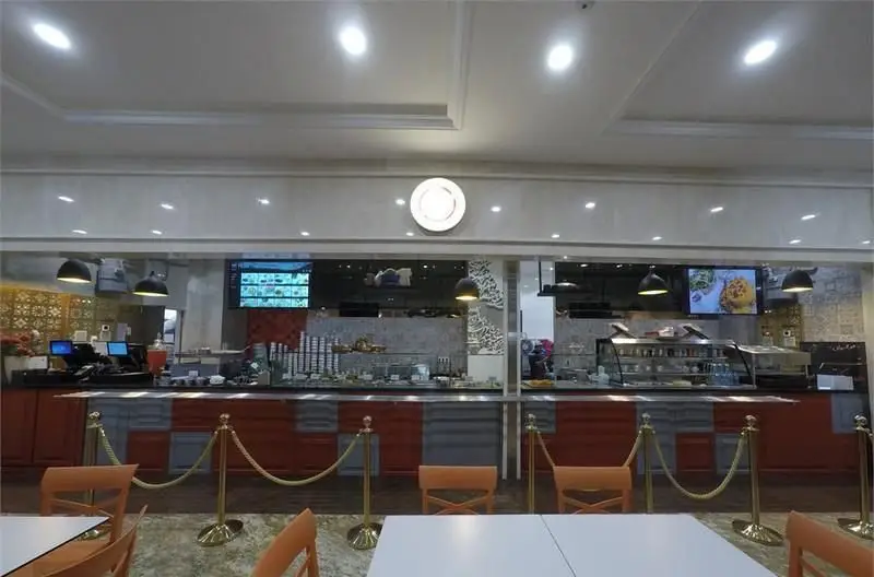 نمای داخلی رستوران ایرانی لتیر با پیشخوان غذا، بوفه سلف سرویس متنوع، منوهای دیجیتال و فضایی مدرن و تمیز برای صرف غذا.