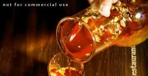 نوشیدنی خاص کافه رستوران هترا، در حال ریخته شدن از پارچ تزئین شده با ذرات طلایی به لیوان. تجربه‌ای دلنشین در هترا.