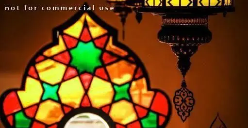 فضای داخلی دلنشین کافه رستوران هترا با شیشه رنگی سنتی و فانوس اسلیمی، تجربه ای آرامش بخش از معماری ایرانی ارائه می دهد.