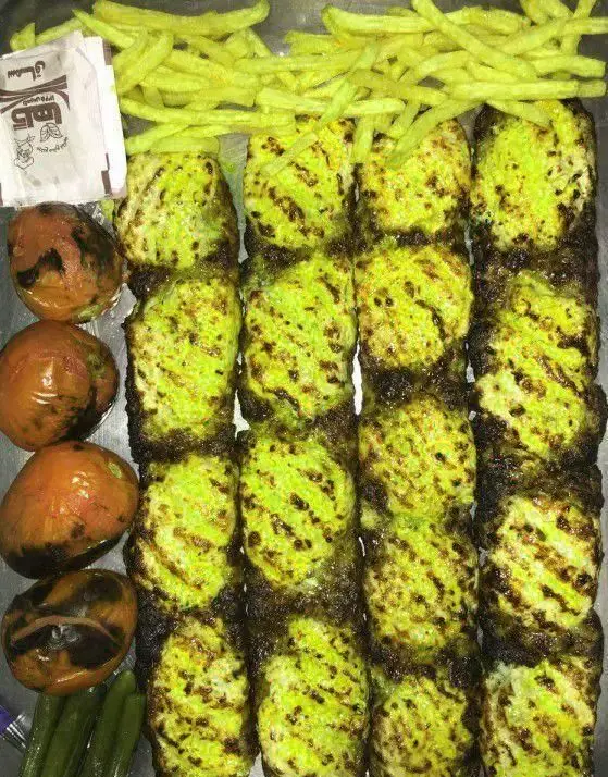 تهیه غذای امام رضا: سینی کامل جوجه کباب سبز با سیب زمینی سرخ کرده، گوجه کبابی و مخلفات تازه. سفارش آنلاین غذای خانگی ایرانی.