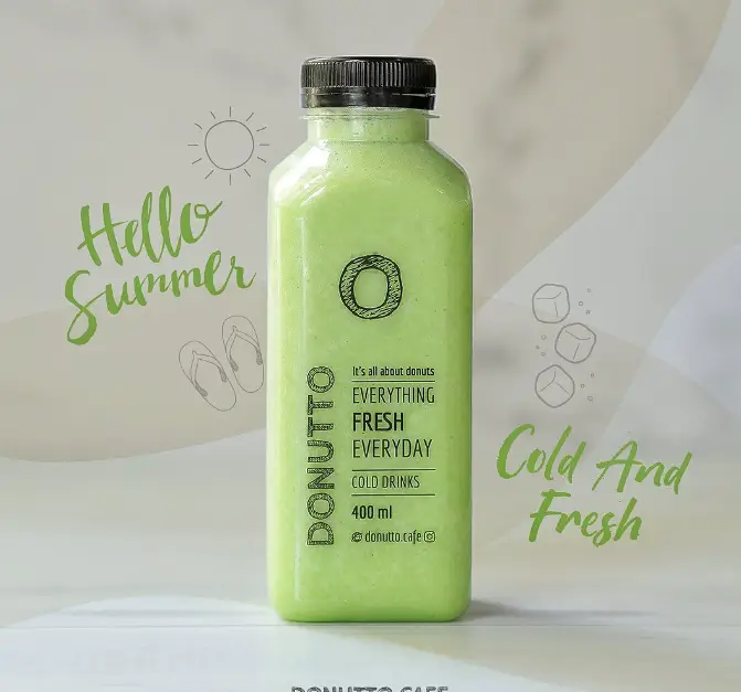 تصویر بطری نوشیدنی اسموتی سبز خنک و تازه دوناتو، مناسب روزهای گرم تابستان. تجربه تازگی و طعم دلپذیر در کافه لیژ.