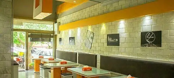 طراحی داخلی شیک و مدرن رستوران متئو با دیوارهای آجری سفید، میزهای شیشه‌ای، صندلی‌های راحتی و نورپردازی گرم و دلنشین.