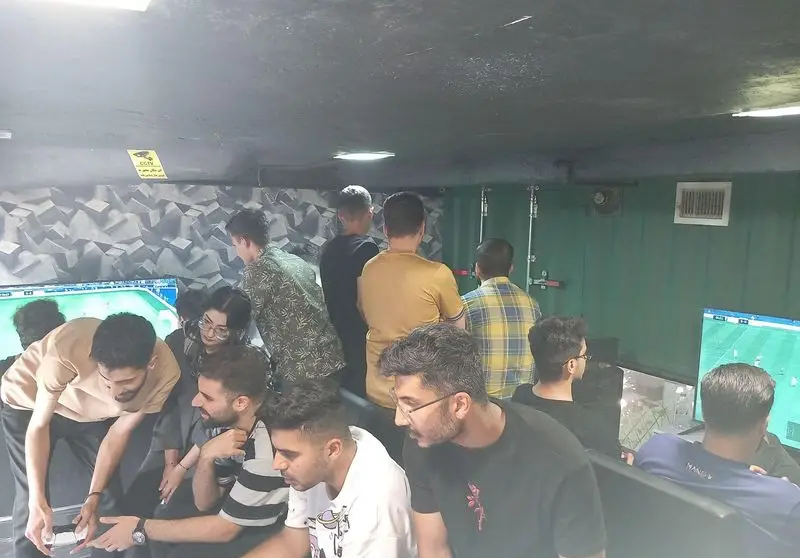 کافه گیم پاتوق: محلی برای دورهمی جوانان و تجربه بازی‌های ویدیویی محبوب مانند فیفا، فضایی پر از سرگرمی و رقابت سالم