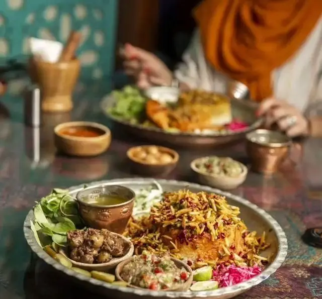 تجربه بی نظیر طعم های اصیل ایرانی در کافه رستوران آهون؛ پلو با تزئینات، خورش و مخلفات تازه در فضایی دلنشین.