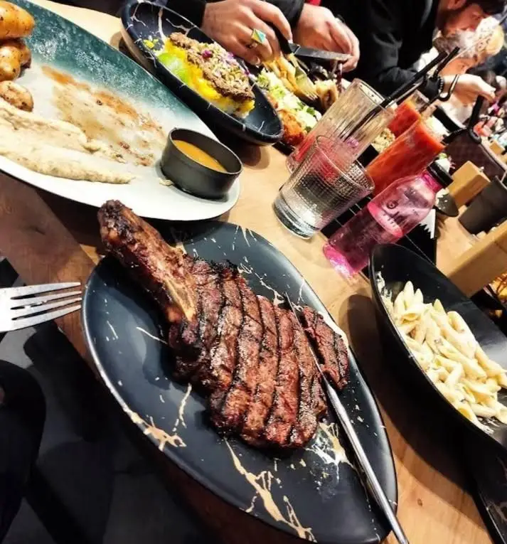 بالکافه: استیک تازه و آبدار، پاستای خامه‌ای، غذاهای متنوع و نوشیدنی‌های گوارا. تجربه شامی به‌یادماندنی در محیطی گرم و دلنشین.