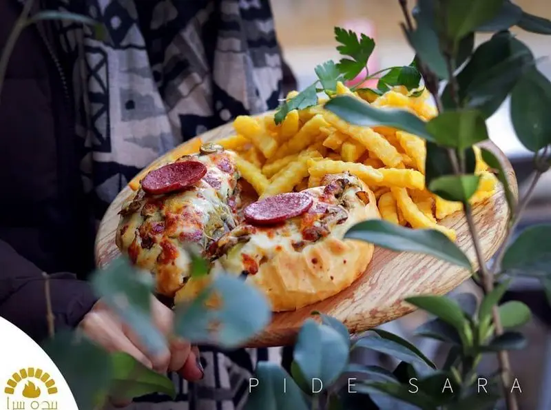 پیده‌های پپرونی و قارچ پنیری تازه و خوش‌رنگ همراه با سیب‌زمینی سرخ‌کرده ترد، سرو شده در فضای دلنشین رستوران پیده سرا.