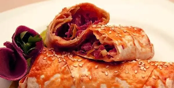 بورک لذیذ با مغز گوشت و کنجد، غذایی خوشمزه و داغ از رستوران بورک، مناسب برای تجربه طعم اصیل ترکیه.