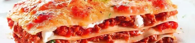 لازانیا لایه لایه و خوشمزه رستوران بورک، با سس گوشت غلیظ و پنیر آب شده طلایی. طعم اصیل غذای ایتالیایی را تجربه کنید.