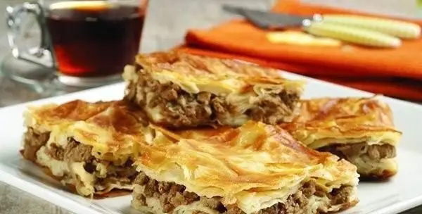 بورک گوشت سنتی و تازه پخت از رستوران بورک، با لایه‌های خمیر ترد و مغزدار، یک انتخاب عالی برای غذایی سالم و مقوی.