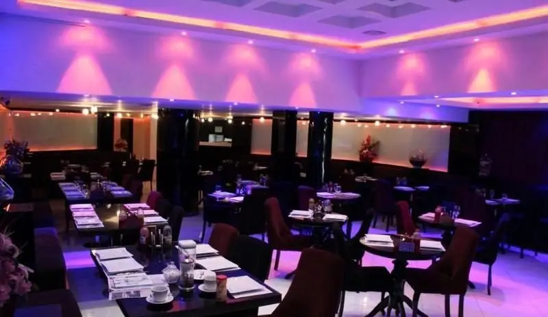 فضای داخلی شیک و مدرن رستوران آروما با میز و صندلی‌های راحت، نورپردازی جذاب و دیزاین خاص، ایده‌آل برای تجربه غذایی دلپذیر.