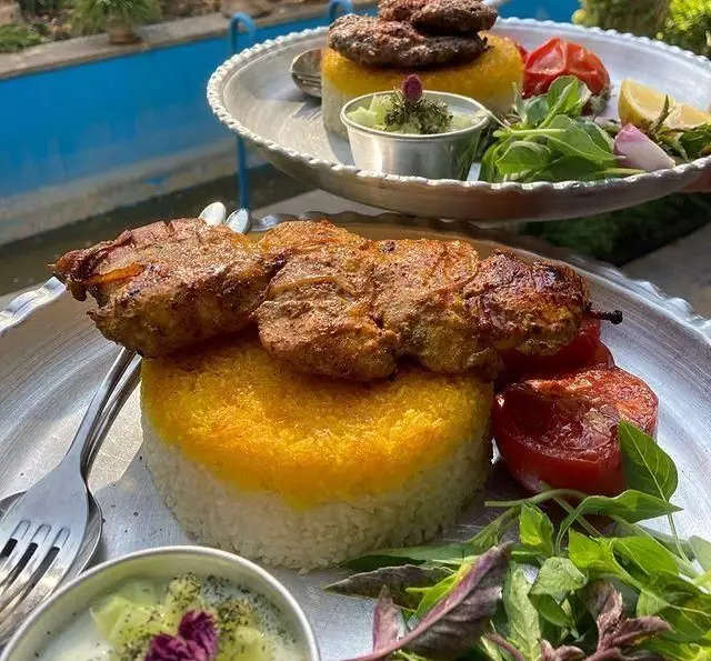 چلو کباب جوجه و کوبیده زعفرانی با ته دیگ در کافه گرین موزه مقدم، همراه سبزی تازه، گوجه کبابی و ماست و خیار. غذای اصیل ایرانی.
