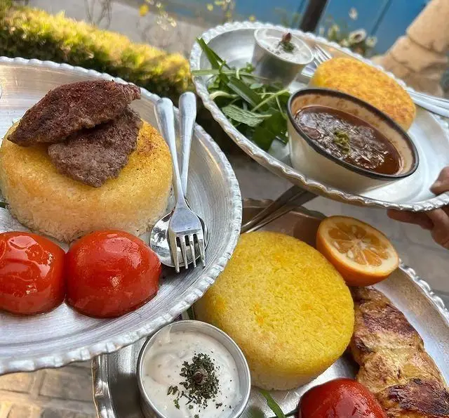سفره غذای ایرانی با چلوکباب کوبیده و جوجه، برنج قالبی، گوجه و سبزیجات تازه در کافه گرین موزه مقدم، تجربه ای به یادماندنی.