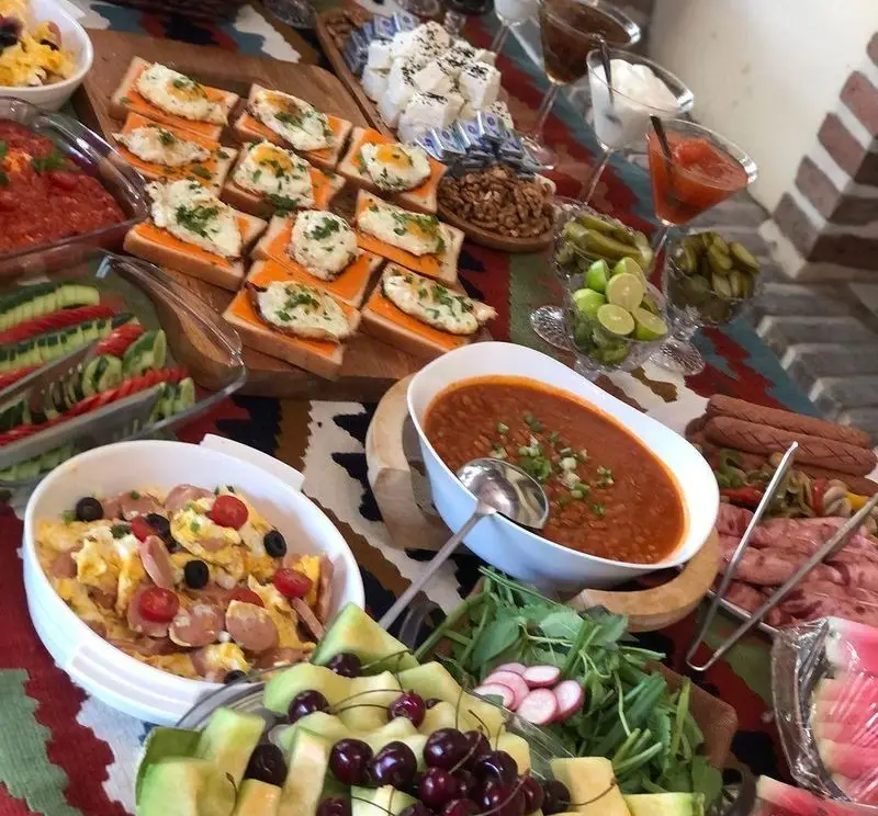 بوفه صبحانه و برانچ لذیذ کافه گرین در موزه مقدم: انواع نیمرو، خوراک لوبیا، پنیر، کالباس، میوه و سبزیجات تازه.