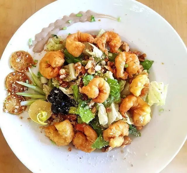 یک بشقاب سالاد میگوی سوخاری لذیذ و پرملات از کافه گرین (موزه مقدم) با کاهو، مغزیجات، لیمو خشک و سس ویژه.