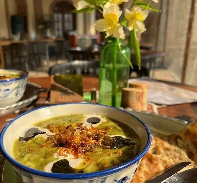 آش سنتی ایرانی در کافه گرین موزه مقدم با نان تازه و تزئین پیاز داغ و کشک، تجربه‌ای دلپذیر در فضای تاریخی
