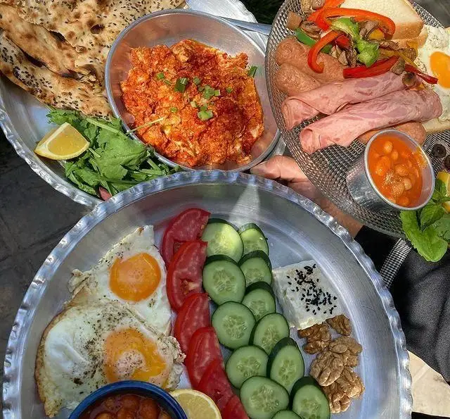 صبحانه ایرانی و فرنگی کافه گرین موزه مقدم با تخم مرغ، املت، نان، پنیر، گردو، سوسیس، ژامبون و سبزیجات تازه. یک تجربه صبحانه بی‌نظیر و خوشمزه.