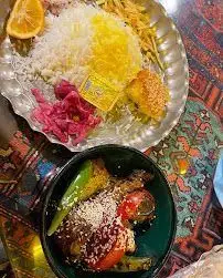 دیس جذاب غذای سنتی و اصیل ایرانی در کافه قلیان پیر بابا: برنج دو رنگ، کباب، مخلفات و کاسه کباب سبزیجات تازه