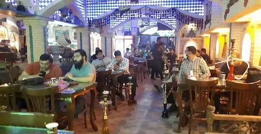 نمایی از کافه قلیان پیر بابا، مکانی دلنشین برای دورهمی دوستانه با قلیان و دکوراسیون چشم‌نواز و سنتی.