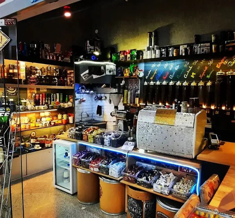 فروشگاه سپهر کافی: مجموعه‌ای کامل از انواع دانه قهوه تازه برشته، لوازم قهوه‌ساز، دستگاه اسپرسو، و شیرینی و شکلات.