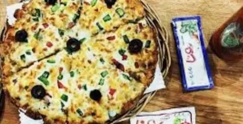 پیتزای خوشمزه و داغ فست فود پیتزا و ساندویچ گلها، با ترکیبات تازه و پنیر فراوان، ایده‌آل برای یک وعده غذایی لذیذ و دلپذیر.