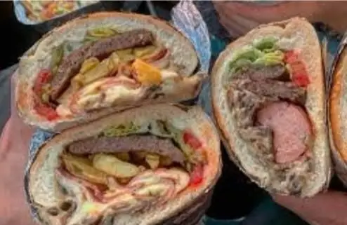 انواع ساندویچ‌های پرملات فست فود پیتزا و ساندویچ گلها شامل ساندویچ برگر، هات داگ، سیب‌زمینی سرخ کرده و سبزیجات تازه.