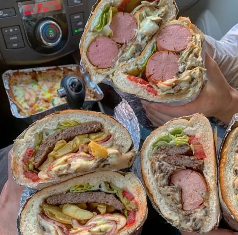 ساندویچ‌های خوشمزه و متنوع فست فود پیتزا و ساندویچ گلها شامل ساندویچ سوسیس و همبرگر با پیتزا و سیب زمینی سرخ کرده